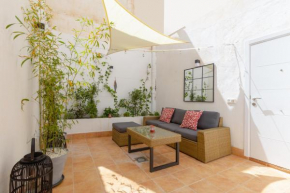 Precioso apartamento con patio y dos habitaciones en el barrio de Picasso